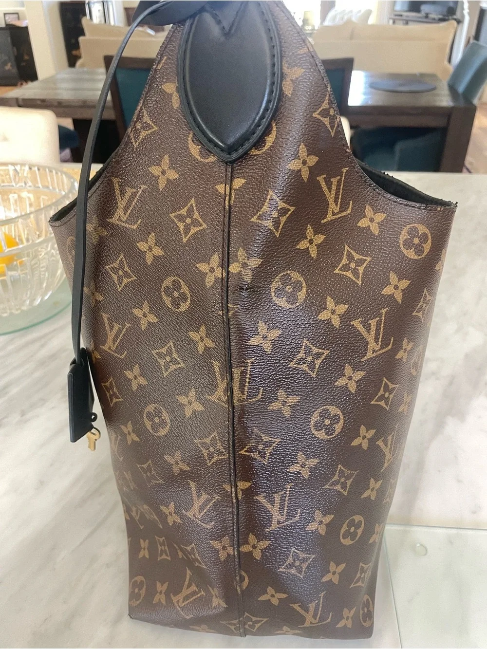 🪷authentic Louis Vuitton flower hobo with lock and key.